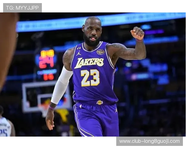 詹姆斯关键时刻再现王者风范湖人逆转取胜勇士